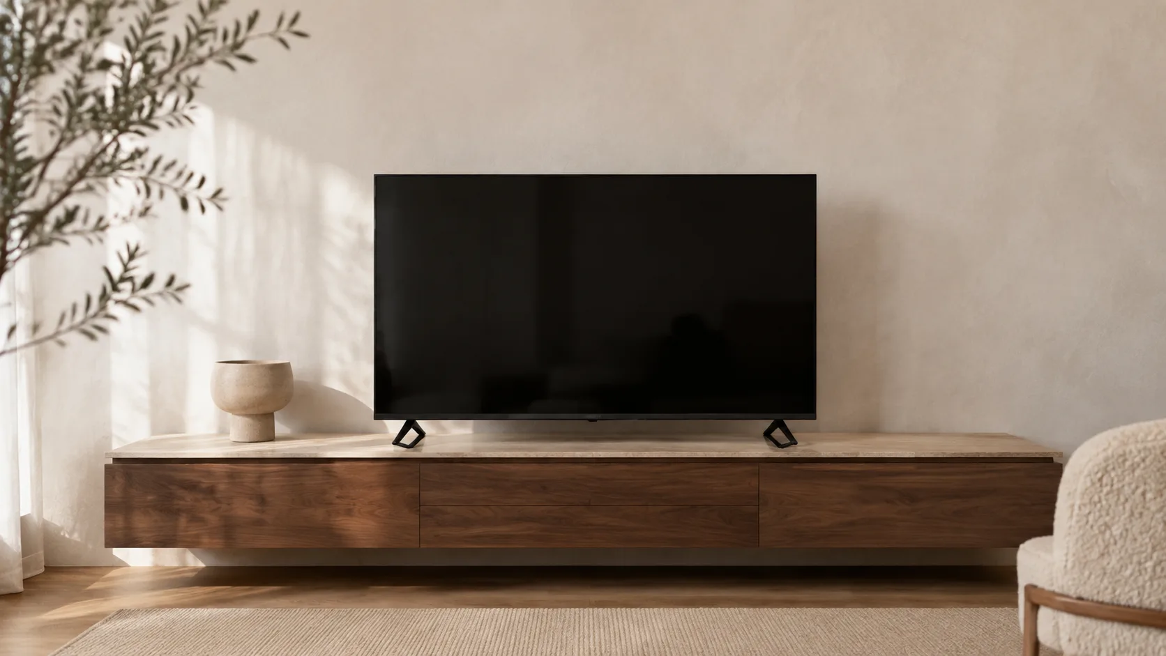 Smart TV QLED KUMARA de 50 pulgadas KQ50V25 con pantalla apagada sobre un mueble de madera en un living luminoso