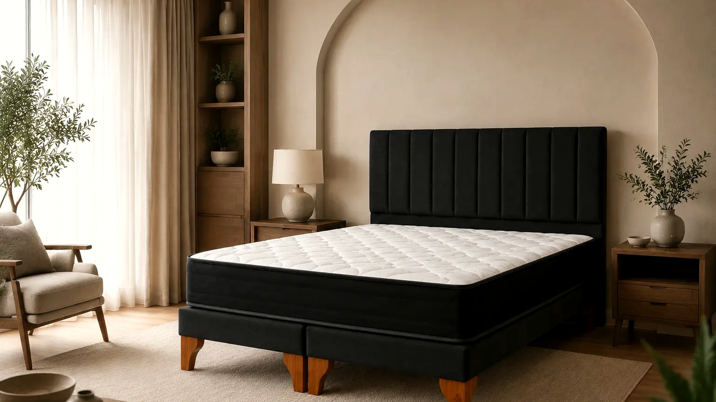 Cama Urban con respaldo de paneles verticales en tapiz negro, base dividida en dos módulos, colchón de lateral negro y patas de madera